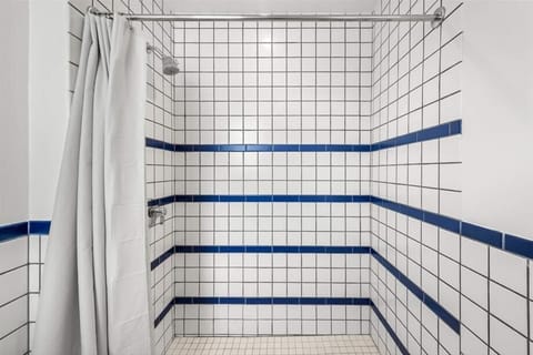 Miami Junior Queen Studio Bathroom