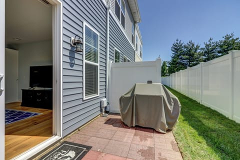 Rear Patio w/ brand new grill