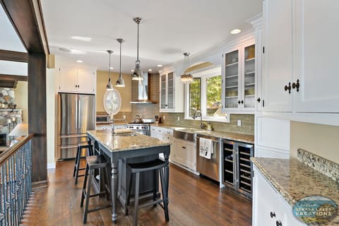 Fully equipped kitchen with breakfast bar seating.