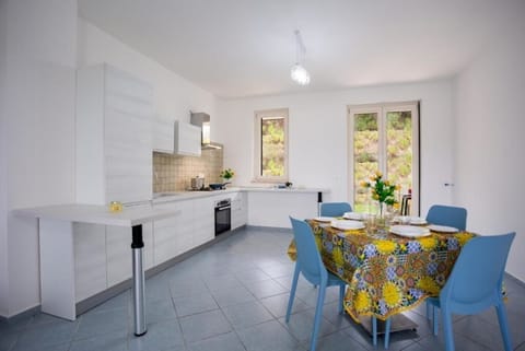 2 snack delimitano una ampia cucina