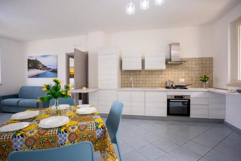 ampia zona pranzo con tavolo allungabile