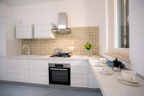 cucina molto spaziosa con lavastoviglie, forno, e utensili per cucinare