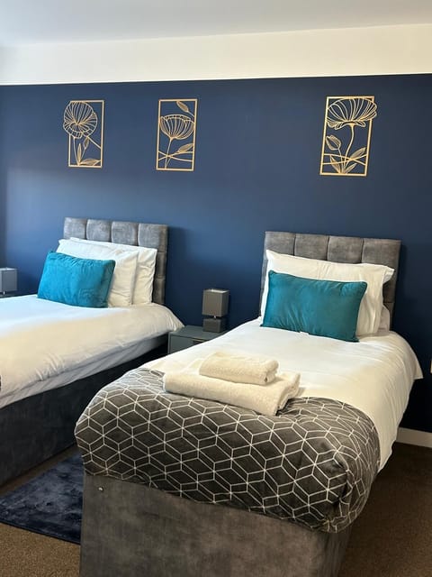 Comfortable and spacious room featuring two single or one king bed (beds are Hotel zip and link )with soft linens, offering a perfect retreat for a restful night's sleep (notice needed to custom beds) Standard layout is 2 x single beds