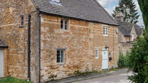 The picturesque golden stone of Wyck Cottage