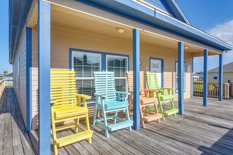 Crystal Beach Vacation Rental | 3BR | 2BA | Steps to Enter | 1,400 Sq Ft