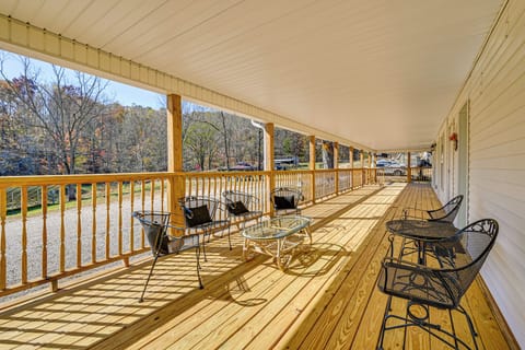 Bonnieville Vacation Rental | 7BR | 3BA | 6 Steps Required | 5,000 Sq Ft