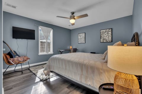 Get some rest or snuggle up in the bed or chair with your favorite book or guitar. Finish some last minute tasks at the full sized work desk with rolling chair. Binge watch your favorite show. It's all possible in this loaded queen Master. 