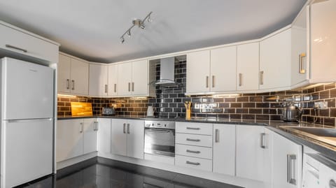 64441ac1-bd00-490a-ac5d-4cc95c2900bd