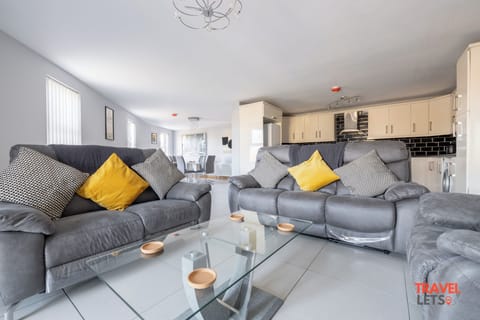 b40273d5-6dbe-434e-80b6-a22de5e45be7