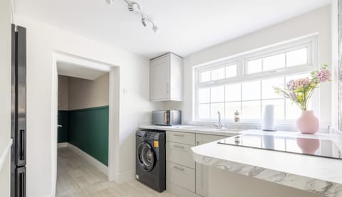 a77c17fc-3ea5-4306-a971-8592591992a8