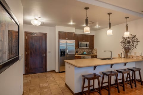 Seating for four at the breakfast bar