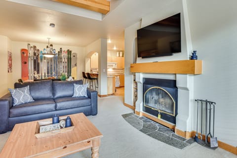 Living Room | Sleeper Sofa | Smart TV | Fireplace | Single-Story Unit