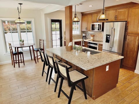 Enjoy an evening cocktail & hors d'oeuvres at the kitchen counter