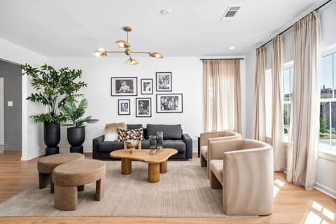 [2F living] Enjoy unforgettable moments in this stylish, cozy living room!