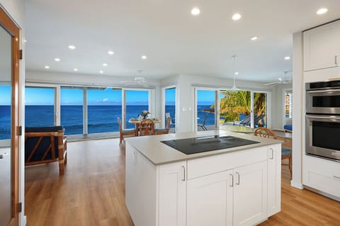 FULLY EQUIPPED GOURMET KITCHEN