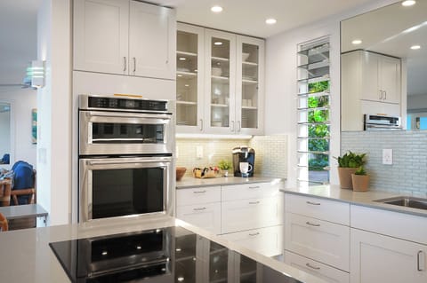 FULLY EQUIPPED GOURMET KITCHEN