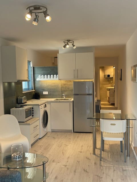 Bright open plan living/dining