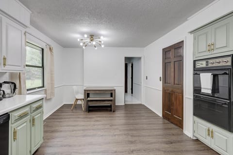 This breakfast nook is a perfect space for those non-cooks in your party to keep you company.