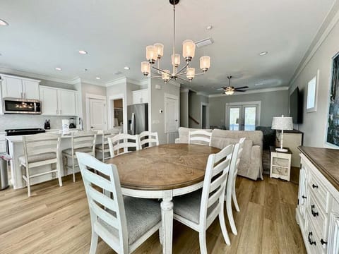 Welcome to Turtle's Nest in Summer Salt in Orange Beach! 3 Bedroom, 4 bathroom. Sleeps 9. 2nd level kitchen, dining room, living room and full bath.
