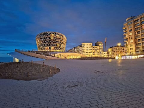 Sky, Building, Cloud, Dusk, Horizon, Urban Design, Landmark, Landscape, City, Tower Block