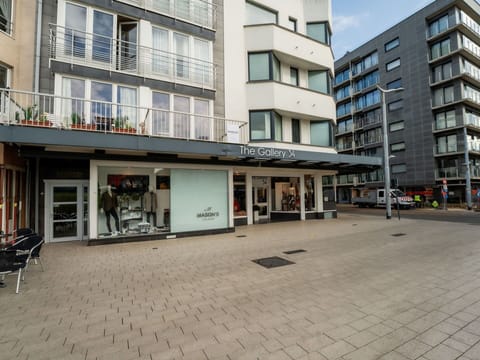 Building, Property, Window, Urban Design, Condominium, Real Estate, Facade, City, Road, Road Surface