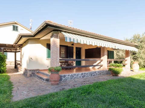 Cloud, Water, Sky, Water Resources, Building, Mountain, Blue, Skyscraper, Natural Landscape, Cityscape