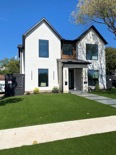Brand new 5500sf Villa in Bluffview Estates area of Dallas. 6 BR 6 1/2 BA WOW!!!