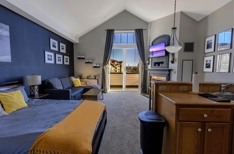 Welcome to Seneca Lodge 407, a charming studio in the heart of The Village. Enjoy the breathtaking mountain and sunset views!