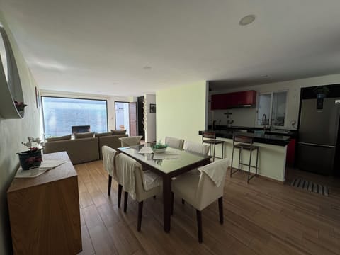 Sala, Comedor, y Cocina.