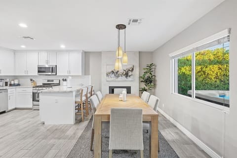 CHEF’S KITCHEN & DINING – cook, chat, feast together