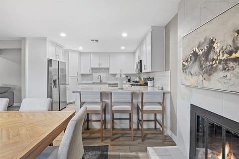 BREAKFAST BAR – morning coffee while you cook