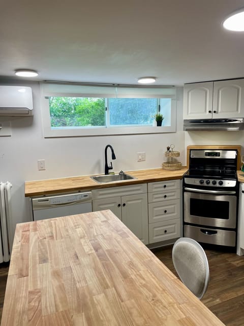 Fully equipped kitchen and dining area