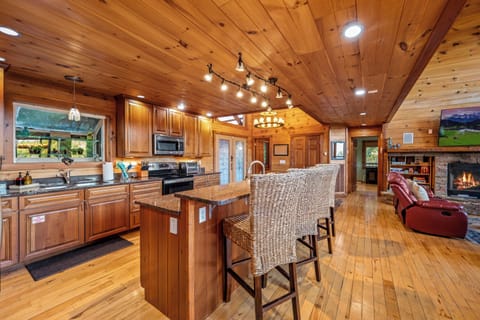 The seamless flow from the kitchen into the family room keeps everyone connected and engaged. Perfect for unforgettable moments together!