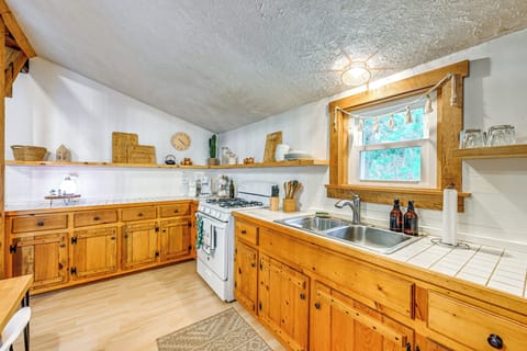 Kitchen | Cooking Basics Supplied | 1st Floor