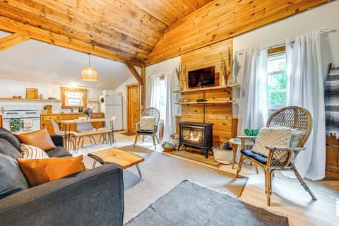 Robbinsville Vacation Rental | 2BR | 1BA | 960 Sq Ft | Steps Required