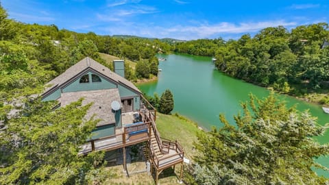 Beautiful lakefront living!