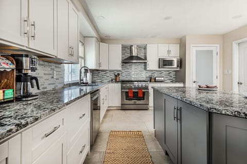 Modern Kitchen – Fully equipped with stainless steel appliances