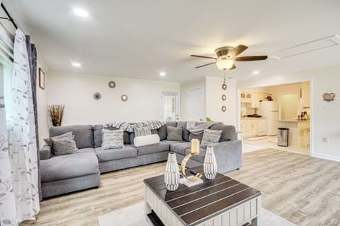 Living Room | Smart TV | Free WiFi | Central A/C & Heating