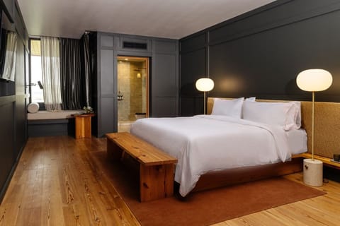 Wake up refreshed in a bright king room with lounge bench.