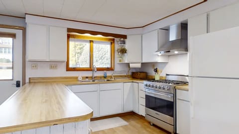 Viking gas stove, electric/convection oven, and external hood for cooking