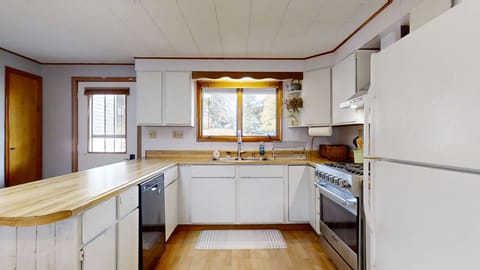 Dishwasher and plenty of counterspace