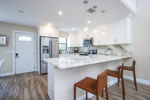 Kitchen with breakfast bar