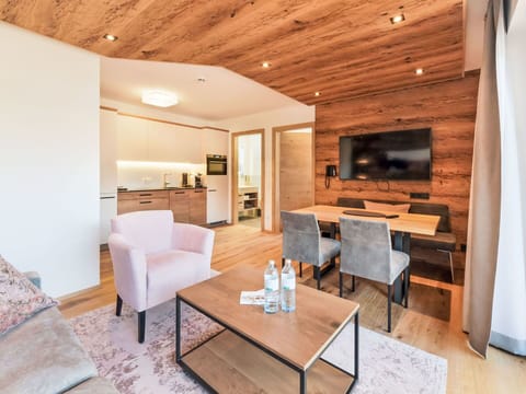 Wood, Wood Flooring, Hardwood, Ceiling, Wood Stain, Plank, Lumber, Living Room, Winter, Hotel