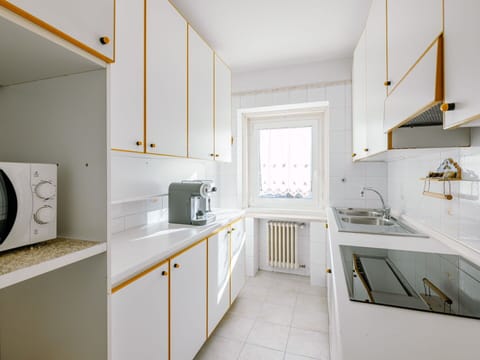 Table, Furniture, Couch, Window, Wood, Picture Frame, Interior Design, Living Room, Floor, Building