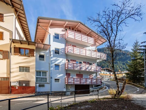 Sky, Building, Property, Window, Cloud, Tree, Urban Design, Condominium, Neighbourhood, Plant