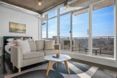 Welcome to this stunning studio located in the heart of Calgary, situated in the architecturally unique and vibrant Nude by Battistella building. This thoughtfully designed space is perfect for solo travelers or couples seeking a modern, cozy retreat amidst the bustling city.