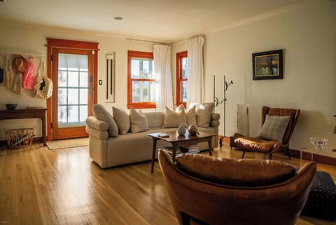 Living room with a TV and high speed WiFi
