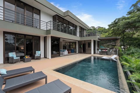 Where the pool and the sky meet: your perfect spot.