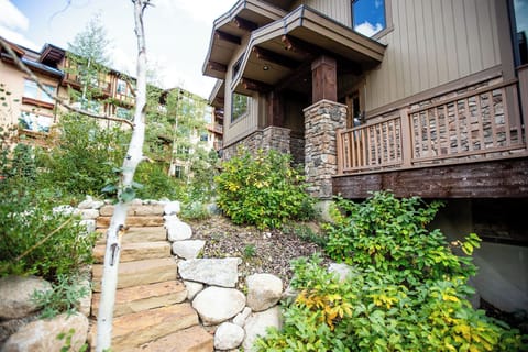 Stairs to the front door/ main level entry