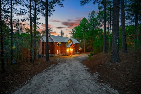 Semi circle driveway fits 6 cars. Boats and RVs can fit too